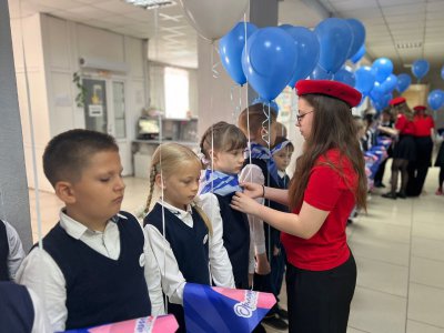 Сегодня в День Пионерии, а по-новому в День детских общественных организаций, в школах № 2, 5 и 7 прошло торжественное мероприятие - посвящение учеников начальных классов в Орлята России