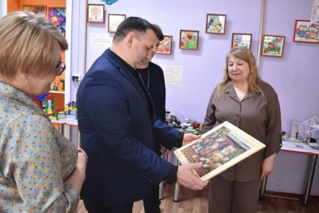 Глава Ртищевского района Александр Жуковский посетил районную выставку 